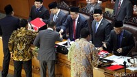 Sebanyak 324 anggota DPR hadir dalam sidang paripurna yang digelar di Gedung Nusantara II Komplek Parlemen Senayan, Jakarta Jumat (28/4/2017). 
