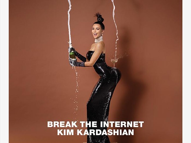 Masih ingat pemotretan seksi Kim Kardashian untuk majalah Paper? Saat itu wanita 37 tahun itu memamerkan bokongnya dan menaruh gelas di atasnya. Mereka bilang bahwa aku tidak punya talenta. Coba seimbangkan gelas sampanye di atas bokongmu LOL, tulisnya di Twitter. Foto: Dok. Paper
