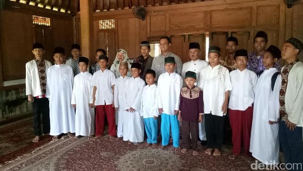 Anies bersama para santri. 