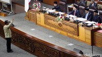 Ketua Fraksi Gerindra Ahmad Muzani maju ke depan pimpinan memprotes diketuknya palu oleh Wakil Ketua DPR Fahri Hamzah.