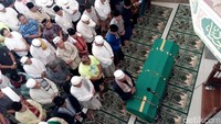 Bambang Gentolet, pelawak Srimulat meninggal pada Kamis malam pada pukul 22.00 WIB dan dimakamkan pada Jumat di TPU Babat Jerawat, Surabaya.
