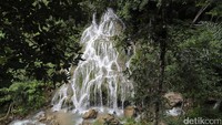Air terjun ini menjulang tinggi sekitar 10 meter.