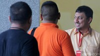 Sesekali Fahd terlihat tersenyum sambil mengobrol dengan rekannya.