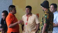 Fahd berbincang dengan beberapa rekannya sebelum menjalani pemeriksaan.