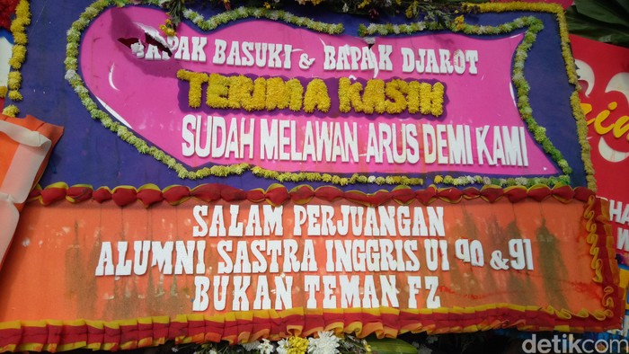 Ada Karangan Bunga dari Bukan Teman FZ di Balai Kota