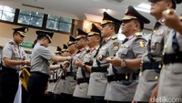 Kapolri Jenderal Tito Karnavian menyematkan tanda pangkat kepada 6 Kapolda baru dan Kepala Divisi Humas Polri.