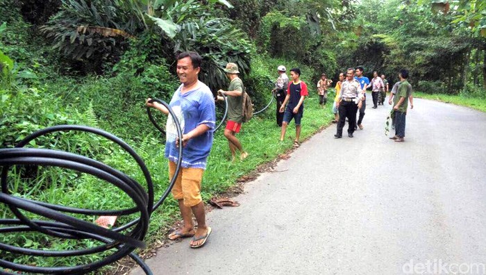 Polisi di Cianjur Alirkan Air Bersih Ke Perkampungan Warga