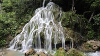 Suara gemuruh air terjun siap menyambut wisatawan yang berkunjung.