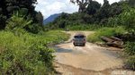 Jalan Perbatasan Belah Hutan Kalbar