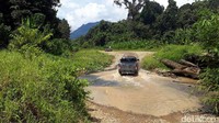 Walau belum sempurna, setidaknya jalan penghubung telah ada dan bisa dilalui oleh masyarakat.