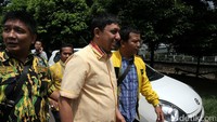 Fahd El Fouz datang dengan didampingi beberapa rekannya. 