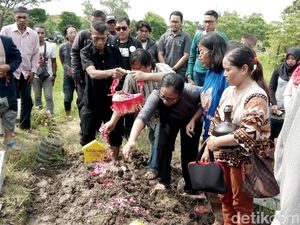 Bambang Gentolet Srimulat Dimakamkan di TPU Babat Jerawat