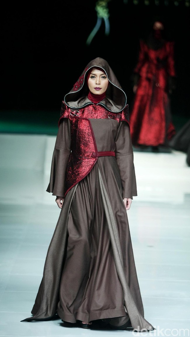 Koleksi terbaru Errin Ugaru yang mengangkat tema Morose di Jakarta Fashion & Food Festival 2017. Ballroom Harris Lt. 5, Kelapa Gading. Jakarta. [Foto: Mohammad Abduh/Wolipop]