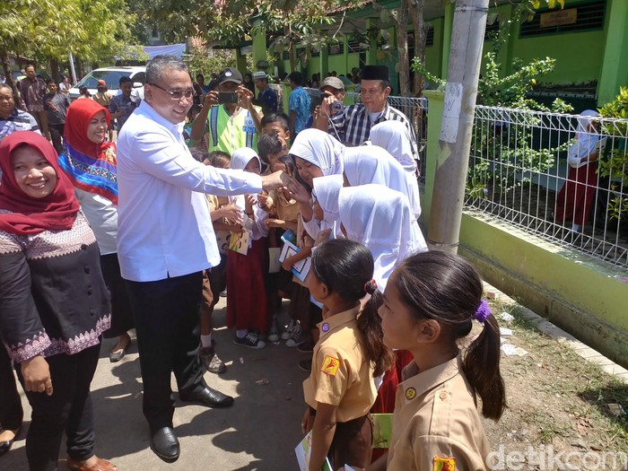Menteri Desa Bagikan Ratusan Buku ke Siswa SD di Cirebon