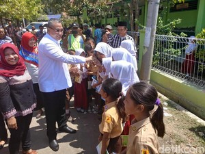Menteri Desa Bagikan Ratusan Buku ke Siswa SD di Cirebon