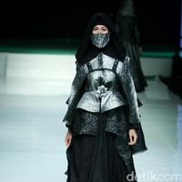 Koleksi terbaru Errin Ugaru yang mengangkat tema Morose di Jakarta Fashion & Food Festival 2017. Ballroom Harris Lt. 5, Kelapa Gading. Jakarta. [Foto: Mohammad Abduh/Wolipop]