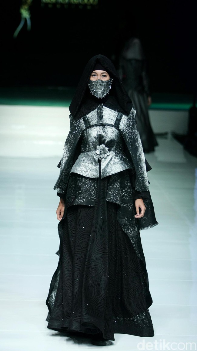 Koleksi terbaru Errin Ugaru yang mengangkat tema Morose di Jakarta Fashion & Food Festival 2017. Ballroom Harris Lt. 5, Kelapa Gading. Jakarta. [Foto: Mohammad Abduh/Wolipop]