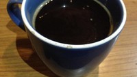 Di sini ada Kopi Benteng Alla Utara dari Enrekang, Sulawesi Selatan. Kopi arabika ini terasa cukup pekat. Rasa asam mirip jeruk berpadu dengan sentuhan pedas yang jadi karakteristiknya. Cocok bagi penikmat kopi.