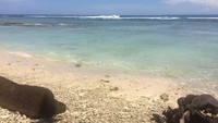 Kamu yang tidak ikut berburu ombak, bisa duduk-duduk dengan tenang di tepian pantai. Cukup bermain air saja, atau pasir, karena yang biasa berselancar di pantai ini adalah yang sudah profesional (Monica/detikTravel)