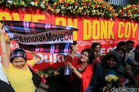 Karangan Bunga 'Ayo Dukung Oke Oce' di Balai Kota Dirusak