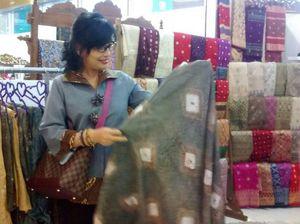 Putus Sekolah, Wanita Ini Bisnis Songket Beromzet Rp 200 Juta/Bulan
