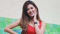 Maria Selena memakai gaun ketat yang memamerkan tubuhnya yang jenjang. Foto: Maria Selena (Hanif/detikHOT)