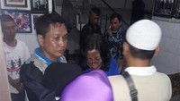 Satu persatu pelayat sudah memasuki rumah duka. (Foto: Dokumen Pribadi)