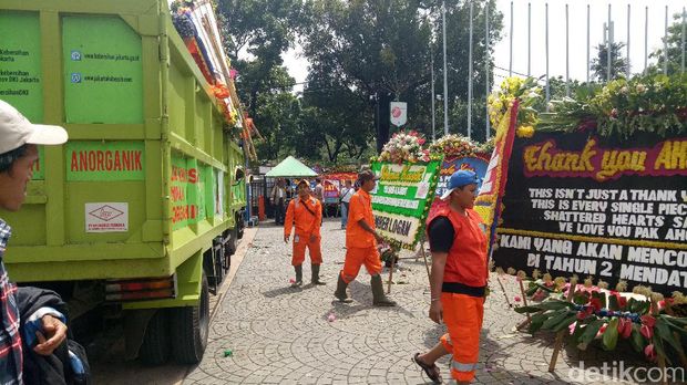 Pasukan Oranye Mulai Angkut Karangan Bunga dari Balai Kota ke Monas