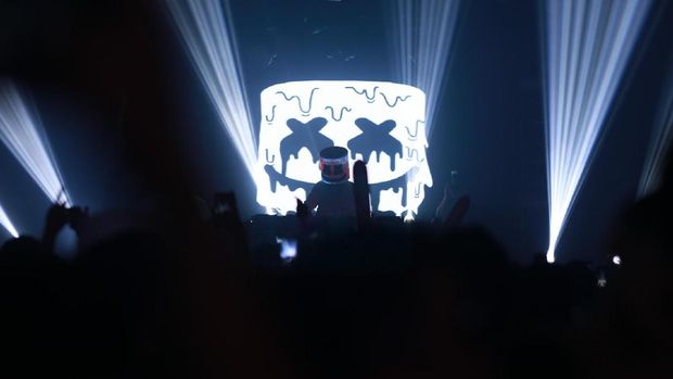Marshmello saat konser di Jakarta.