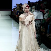 Koleksi Rancangan terbaru Kursein dengan mengusung tema Flower of Victory di Jakarta Fashion & Food Festival 2017. Ballroom Hotel Harris Lt. 5, Kelapa Gading. Jakarta. [Foto: Mohammad Abduh/Wolipop]