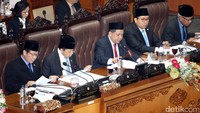 Meski ada anggota dewan yang berusaha interupsi, pimpinan paripurna Fahri Hamzah langsung mengetok palu tanda persetujuan hak angket. 