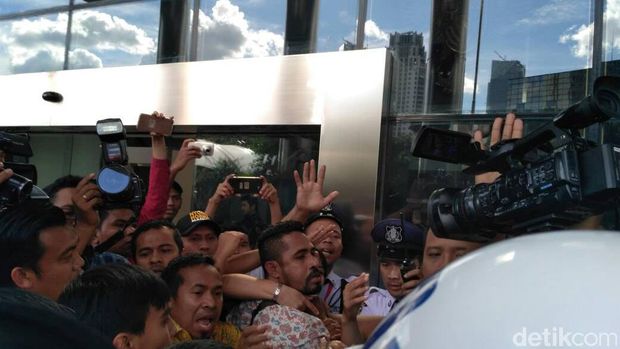 Fahd A Rafiq Ditahan, Pendukung Ricuh di KPK