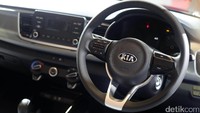 Interior juga diklaim lebih luas, modern, dan berkelas dengan panel instrumen yang lebih baik, tata letak ergonomis. Rio terbaru telah dilengkapi Power Sunroof dan Sun Shade. Sistem audio sudah terdapat fitur Bluetooth, koneksi USB dan AUX serta 4 speaker dan 2 tweeter.