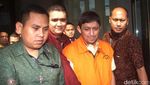 Ditahan KPK, Fahd A Rafiq Tebar Senyum Manis