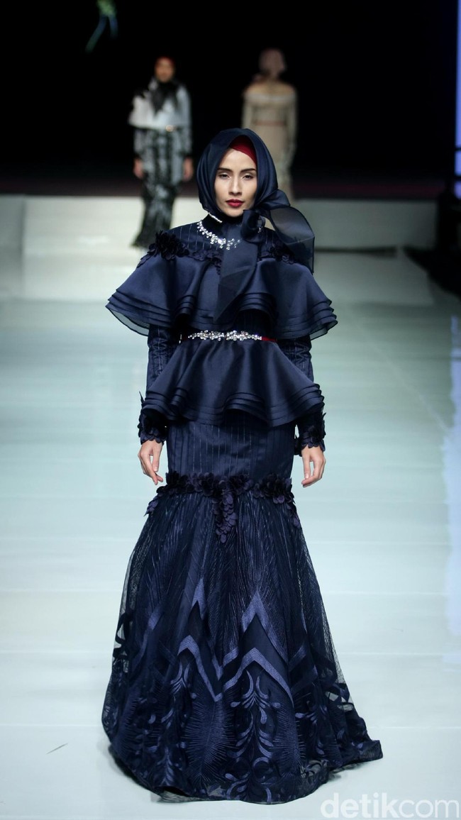 Koleksi Rancangan terbaru Kursein dengan mengusung tema Flower of Victory di Jakarta Fashion & Food Festival 2017. Ballroom Hotel Harris Lt. 5, Kelapa Gading. Jakarta. [Foto: Mohammad Abduh/Wolipop]