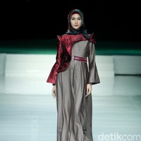 Koleksi terbaru Errin Ugaru yang mengangkat tema Morose di Jakarta Fashion & Food Festival 2017. Ballroom Harris Lt. 5, Kelapa Gading. Jakarta. [Foto: Mohammad Abduh/Wolipop]