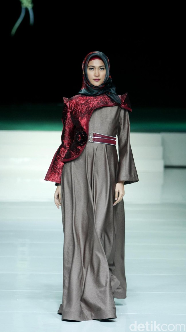 Koleksi terbaru Errin Ugaru yang mengangkat tema Morose di Jakarta Fashion & Food Festival 2017. Ballroom Harris Lt. 5, Kelapa Gading. Jakarta. [Foto: Mohammad Abduh/Wolipop]