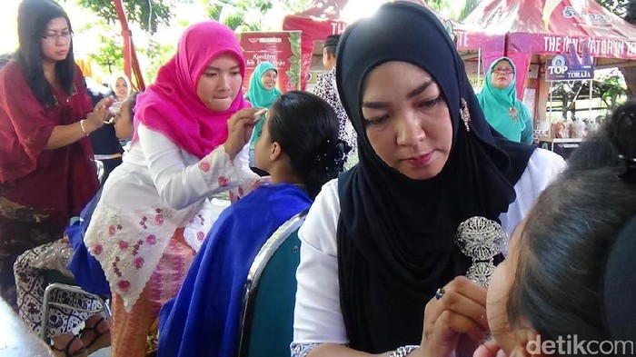 Puluhan Guru Merias Wajah Murid SD