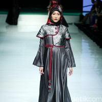 Koleksi terbaru Errin Ugaru yang mengangkat tema Morose di Jakarta Fashion & Food Festival 2017. Ballroom Harris Lt. 5, Kelapa Gading. Jakarta. [Foto: Mohammad Abduh/Wolipop]