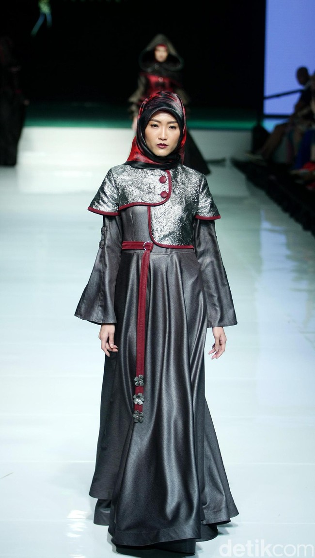 Koleksi terbaru Errin Ugaru yang mengangkat tema Morose di Jakarta Fashion & Food Festival 2017. Ballroom Harris Lt. 5, Kelapa Gading. Jakarta. [Foto: Mohammad Abduh/Wolipop]