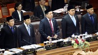 Deretan kursi pimpinan DPR di sidang paripurna saat Setya Novanto masih menjadi ketua. Saat itu belum ada penambahan pimpinan sehingga kursi hanya ada5. Foto: Lamhot Aritonang