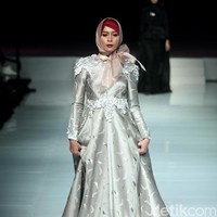 Koleksi Rancangan terbaru Kursein dengan mengusung tema Flower of Victory di Jakarta Fashion & Food Festival 2017. Ballroom Hotel Harris Lt. 5, Kelapa Gading. Jakarta. [Foto: Mohammad Abduh/Wolipop]