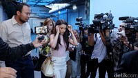 Tsania terlihat cantik kala bergaya kasual dengan atasan pink dan celana panjang putih bermotif bunga.