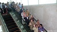  Anggota DPR dari Fraksi Gerindra langsung meninggalkan ruang sidang paripurna menggunakan eskalator.