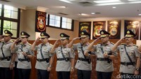 Para Kapolda yang baru dilantik memberikan penghormatan.