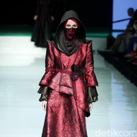 Koleksi terbaru Errin Ugaru yang mengangkat tema Morose di Jakarta Fashion & Food Festival 2017. Ballroom Harris Lt. 5, Kelapa Gading. Jakarta. [Foto: Mohammad Abduh/Wolipop]