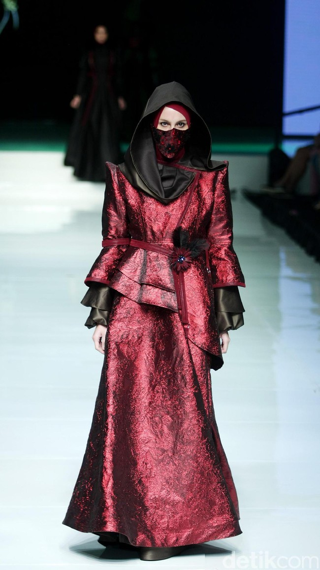 Koleksi terbaru Errin Ugaru yang mengangkat tema Morose di Jakarta Fashion & Food Festival 2017. Ballroom Harris Lt. 5, Kelapa Gading. Jakarta. [Foto: Mohammad Abduh/Wolipop]