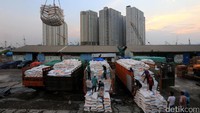 Badan Urusan Logistik (Bulog) memastikan stok beras masih aman hingga April 2017.