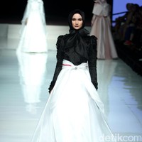 Koleksi Rancangan terbaru Kursein dengan mengusung tema Flower of Victory di Jakarta Fashion & Food Festival 2017. Ballroom Hotel Harris Lt. 5, Kelapa Gading. Jakarta. [Foto: Mohammad Abduh/Wolipop]