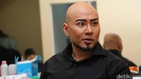 Para seleb itu tentunya kebanyakan adalah kreator konten juga di YouTube yang kerap membahas sesuatu yang viral. Tapi Deddy Corbuzier kali ini sendiri merasa seperti dibodohi. Video ini pasti dibuat untuk ditonton banyak orang dan gue salah satu yang kepancing buat nonton, jadi gue merasa bahwa gue alay, Foto: Hanif Hawari